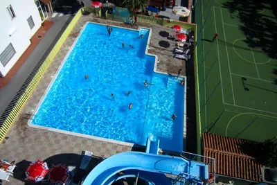 Camping Calypso - Vogelperspektive auf den Swimmingpool und den Fussballplatz daneben