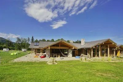 Camp 66 - Zentralhaus des Campingplatzes mit Stellplätzen im Hintergrund