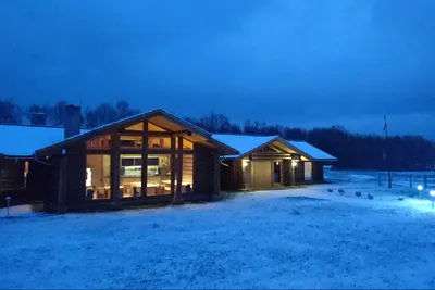 Camp 66 - Campingplatzgebäude im Winter am Abend