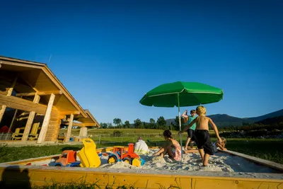 Camp 66 - Sandkasten auf dem Campingplatz mit Spielsachen und spielenden Kindern
