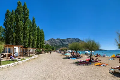 Camping Galeb  - Mobilheime am Strand vom Campingplatz mit  Camper im Schatten von Bäumen