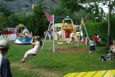 Camp Au - Kinderspielplatz mit Schaukel, Holzhütte und Seilrutsche