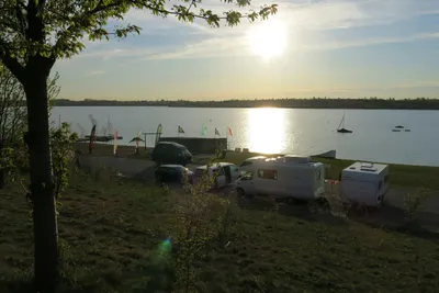 Camp David Sport Resort - stellplätze mit seeblick auf dem Campingplatz