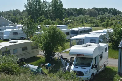 Camp David Sport Resort - Wohnmobil un Wohnwagen Stellplaetze auf der Wiese