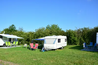 Camp David Sport Resort - Caravanstellplätze auf der Wiese im Übernachtungsbereich