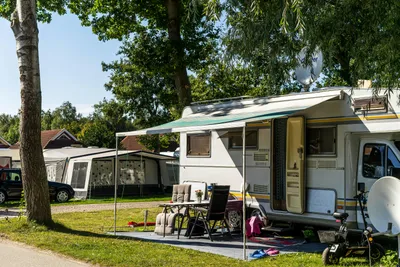 Camping- und Ferienpark Markgrafenheide  -  Wohnmobil auf dem Stellplatz vom Campingplatz auf grüner Wiese