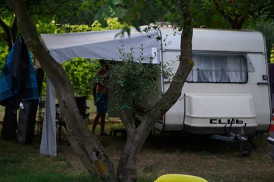 Camp Matea - Wohnwagen im Schatten der Bäume auf dem Campingplatz