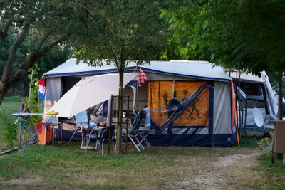 Camp Matea - Stellplatz mit Wohnwagen auf dem Campingplatz