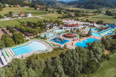 Camp Natura  Camping Natura - Blick auf die Poollandschaft des Campingplatzes