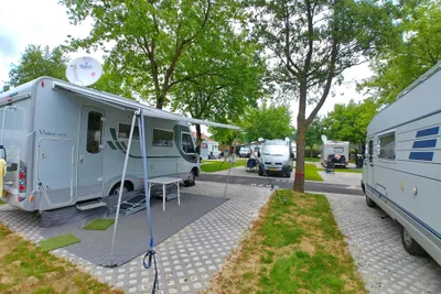 Camping Natura -  schattiger Wohnmobilstellplatz auf dem Campingplatz 