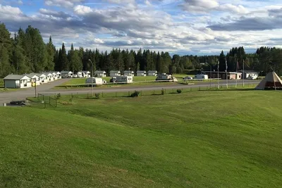 Camp Route 45 - Blick auf den Campingplatz im Grünen