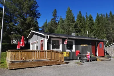 Camp Route 45 - Blick auf Rezeption mit kleiner Sonnenterrasse