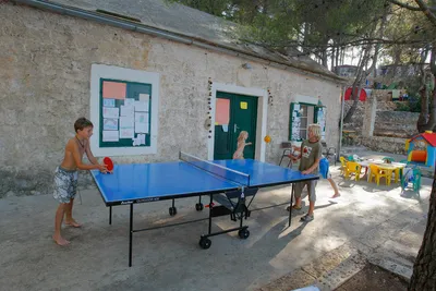 Camp Vira - Tischtennisplatte auf dem Campingplatz