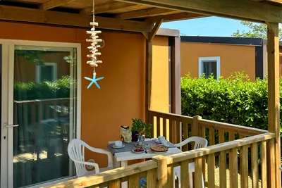 Campeggio Bocca di Cecina  - Mobilheim mit Terrasse auf dem Campingplatz
