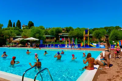 Campeggio della Colombaia - Gäste am Pool auf dem Campingplatz