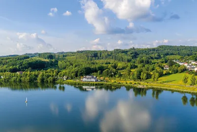Campen am Damm  - Luftaufnahme des Campingplatzes am Wasser