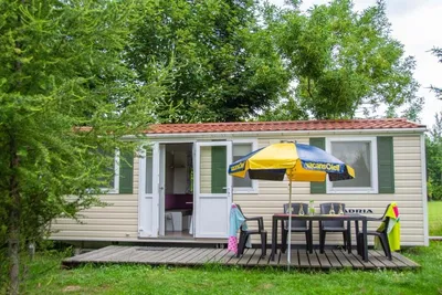 Camping 2000 - Mobilheim mit Terrasse auf dem Campingplatz