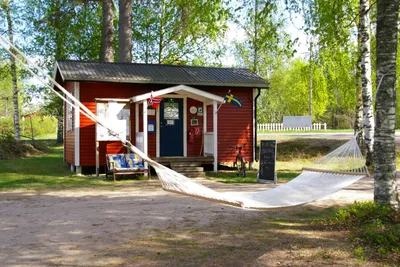 Camping 45 - Blick auf eine Hängematte vor dem Rezeptionsgebäude des Campingplatzes