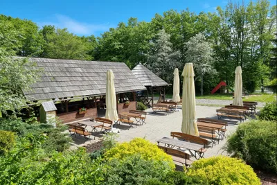 Camping 99 Beskid - Außenterrasse auf dem Campingplatz