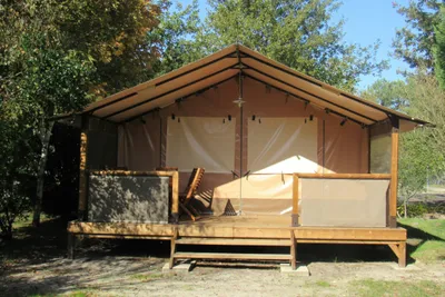 Camping L' Orée du Bois - Mobilheim vom Campingplatz mit Esstisch auf der Veranda 