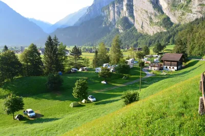 Camping Aareschlucht -  Wohnwagen- und Zeltstellplatz des Campingplatzes im Grünen