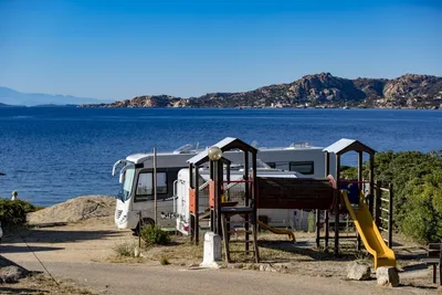 Camping Acapulco - Kletterburg auf dem Kinderspielplatz mit dem Meer im Hintergrund