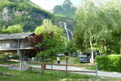 Camping Acquafraggia - Eingang des Campingplatzes im Grünen mit Blick auf den Wasserfall