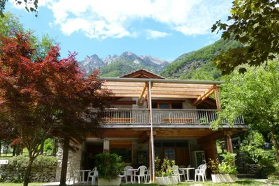 Camping Acquafraggia - Bar und Restaurant im Grünen mit Blick auf die Berge