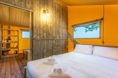 Glamping Tenuta Regina Bed&Breakfast  Agriturismo Tenuta Regina - Innenansicht eines Mobilheims mit Doppelbett