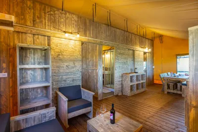 Glamping Tenuta Regina Bed&Breakfast  Agriturismo Tenuta Regina - Innenansicht eines Mobilheims