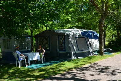 Camping Al Bereka -  Wohnwagenstellplatz unter Bäumen auf dem Campingplatz