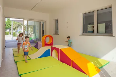 Camping Al Porto - Kinderspielzimmer mit ausgelegten Matten