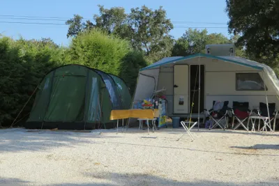 Camping Alentejo -  Wohnwagenstellplatz und Zelt im Schatten der Bäume