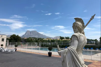 Camping Alicante Imperium - Pool mit Liegestühlen und Sonnenschirmen auf dem Campingplatz