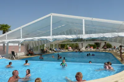 Camping Paradis Aloé  Camping Aloé - Pool mit Überdachung auf dem Campingplatz