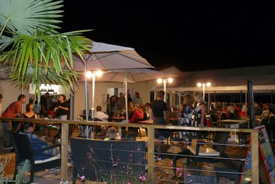 Camping Paradis Aloé  Camping Aloé  - Restaurant mit Terrasse auf dem Campingplatz bei Nacht