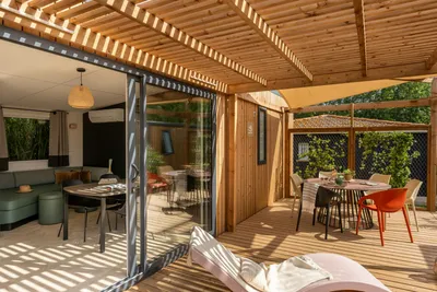 Yelloh! Village Aloha - Außenansicht eines Mobilheims mit Terrasse