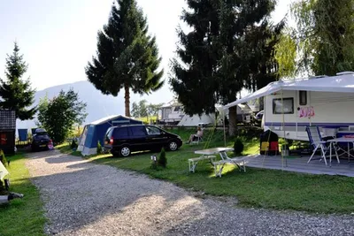Camping Alpenfreude - Wohnwagenstellplätze umringt von Bäumen 