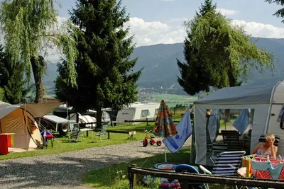Camping Alpenfreude - Wohnwagenstellplätze und Zeltplätze umringt von Bäumen 