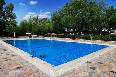 Camping Alpha - Pool im Freien auf dem Campingplatz