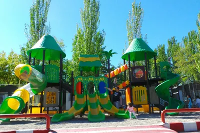 Camping Alpha - Kinderspielplatz auf dem Campingplatz mit Rutschen und Klettergerüst
