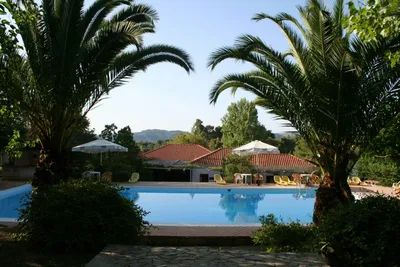 Camping Alphiós - Pool auf dem Campingplatz mit Liegestühlen am Rand