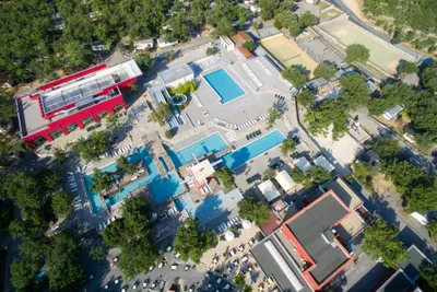 Camping Sunêlia Aluna Vacances  -  Pool vom Campingplatz aus der Vogelperspektive