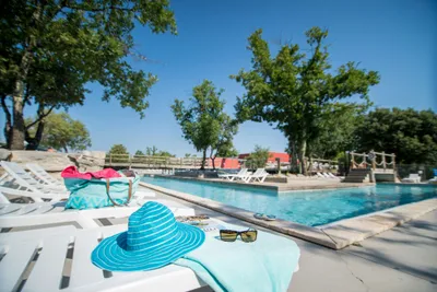 Camping Sunêlia Aluna Vacances  -  Pool vom Campingplatz mit Liegestühlen in der Sonne