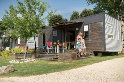 Camping Sunêlia Aluna Vacances  -  Mobilheim vom Campingplatz mit Veranda im Grünen