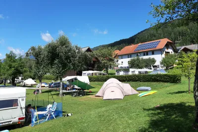 Camping am Bauernhof - Wohnmobil- und  Wohnwagenstellplätze auf der Wiese