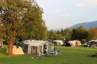 Camping am Bauernhof - Wohnmobil- und  Wohnwagenstellplätze auf der Wiese