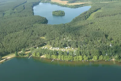 Camping Am Dreetzsee  -  Luftaufnahme vom Campingplatz am See an der Grenze von Mecklenburg-Vorpommern und Brandenburg