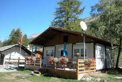 Camping am Kapellenweg - Gebäude des Campingplatzes mit Veranda auf der Sitzgelegenheiten stehen