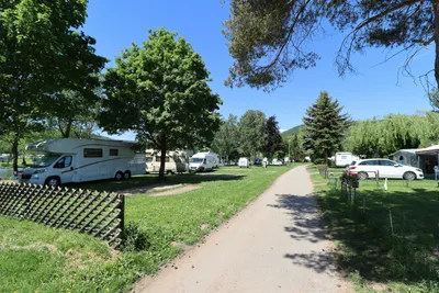 Camping Am Leinritt - Wohnmobil- und Wohnwagenstellplätze auf dem Campingplatz